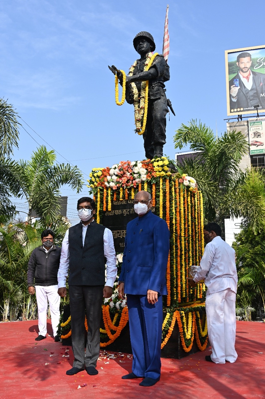 cm-hemant-and-governor-paid-tribute-to-martyr-lance-naik-albert-ekka-in-ranchi