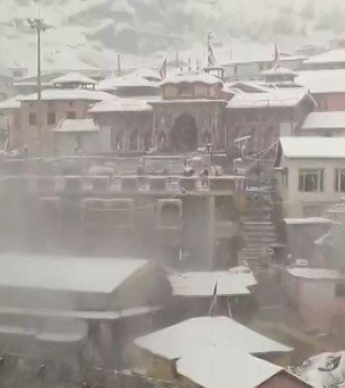 badrinath temple snowfall