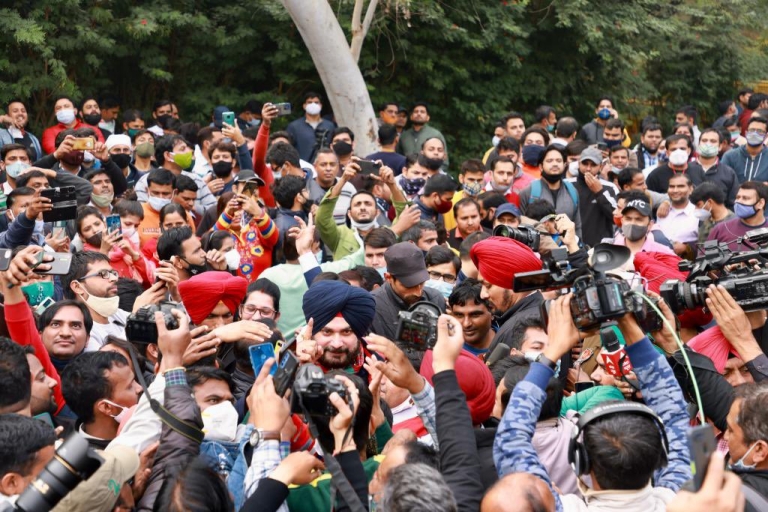 Sidhu takes potshots at Kerjriwal, joins teachers' dharna in front of his residence