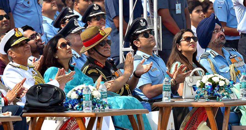 वायुसेना दिवस के अवसर पर जनरल बिपिन रावत, पत्नी मधुलिका, पूर्व क्रिकेटर सचिन तेंदुलकर व अन्य
