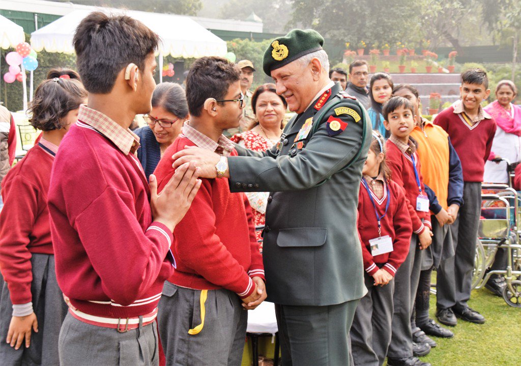 स्कूली बच्चों के साथ जनरल बिपिन रावत