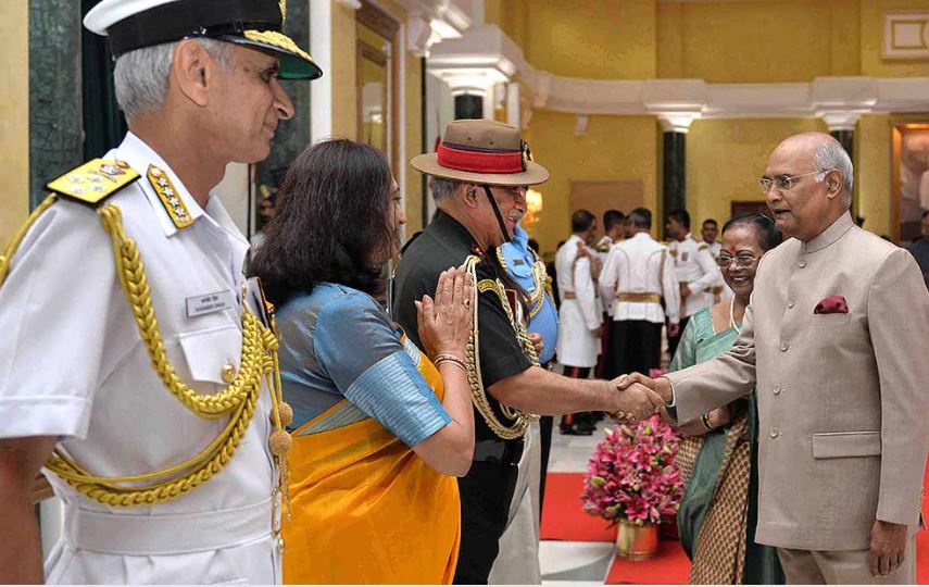 राष्ट्रपति रामनाथ कोविंद से हाथ मिलाते सीडीएस जनरल बिपिन रावत