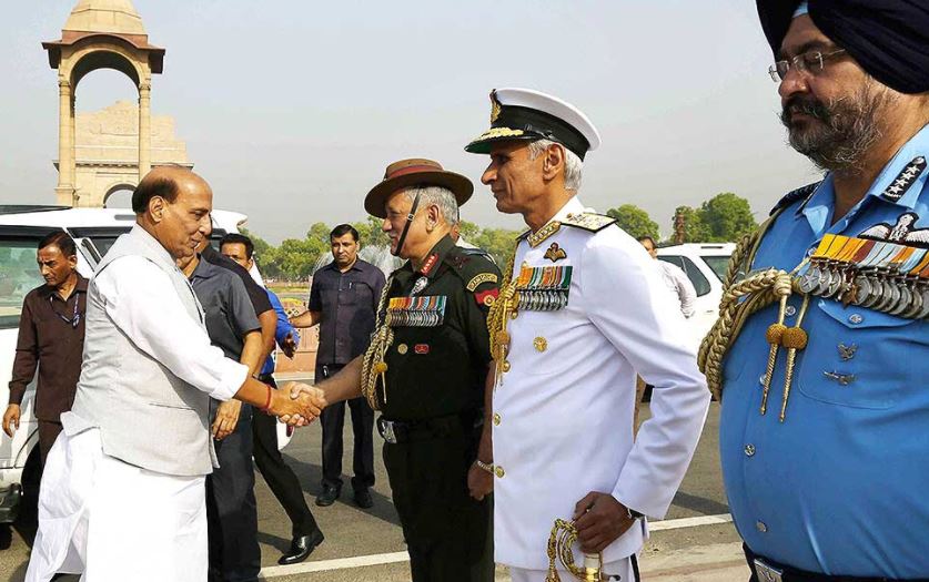 रक्षा मंत्री राजनाथ सिंह से हाथ मिलाते जनरल बिपिन रावत