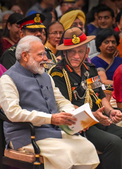प्रधानमंत्री नरेंद्र मोदी के साथ सीडीएस जनरल बिपिन रावत