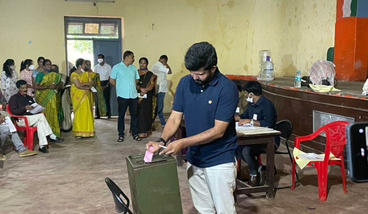 ಮತ ಚಲಾವಣೆ ಮಾಡಿಸ ಪ್ರತಾಪ್​ ಸಿಂಹ