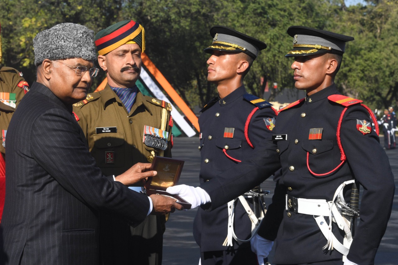 कैडेट्स को सम्मानित करते राष्ट्रपति.