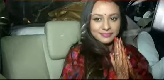 कार के अंदर से लोगों का अभिवादन करतीं राजश्री यादव