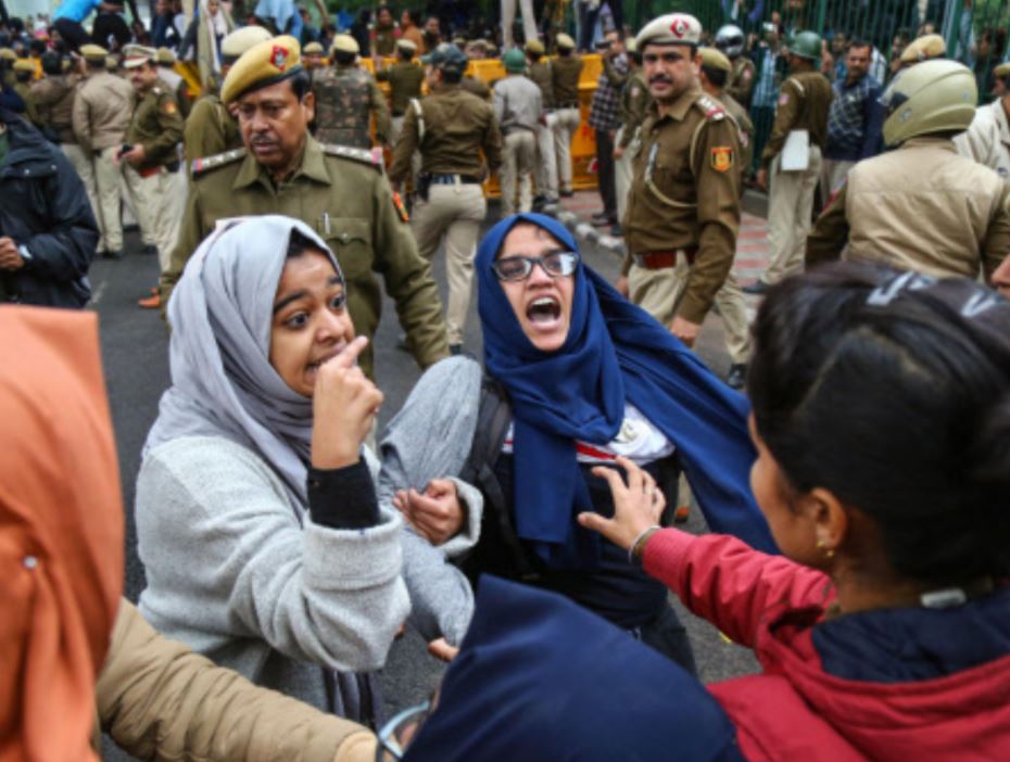 جامعہ ملیہ اسلامیہ کے طلبا پر دہلی پولیس کے تشدد کی تصویر