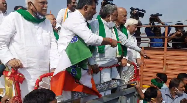 Suvarna Vidhana Soudha  Congress leaders tractor rally in Belagavi  ಸುವರ್ಣ ವಿಧಾನಸೌಧ  ಕಾಂಗ್ರೆಸ್​ ನಾಯಕರಿಂದ ಟ್ರ್ಯಾಕ್ಟರ್‌ ರ‍್ಯಾಲಿ