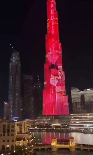 '83' glimpse features on Burj Khalifa, Ranveer Singh Deepika Padukone enjoy the moment