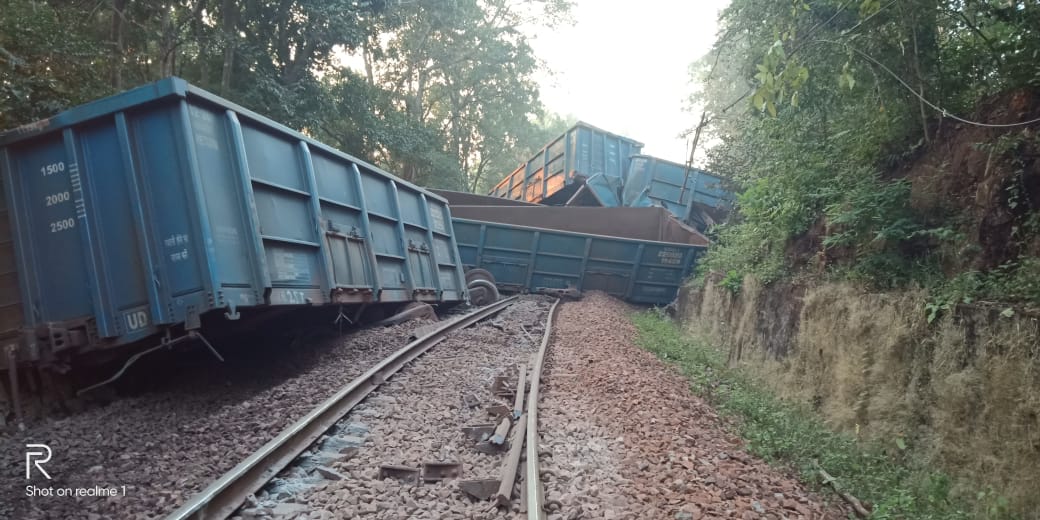 goods train derail, train derailment in chhattisgarh, goods train derail in Naxal area, chhattisgarh derail news, ಹಳಿ ತಪ್ಪಿದ ಗೂಡ್ಸ್​ ರೈಲ್​, ಛತ್ತೀಸ್​ಗಢ್​ದಲ್ಲಿ ಹಳಿ ತಪ್ಪಿದ ಗೂಡ್ಸ್​ ರೈಲ್​, ನಕ್ಸಲ್​ ಪ್ರದೇಶದಲ್ಲಿ ಹಳಿ ತಪ್ಪಿದ ಗೂಡ್ಸ್​ ಟ್ರೈನ್​, ಛತ್ತೀಸ್​ಗಢ್​ ರೈಲು ಹಳಿ ತಪ್ಪಿದ ಸುದ್ದಿ,