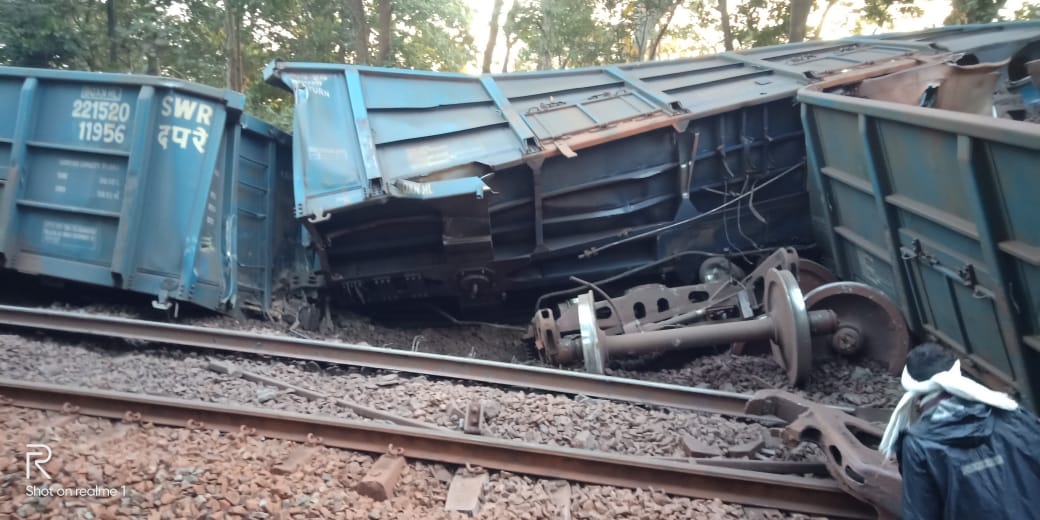 goods train derail, train derailment in chhattisgarh, goods train derail in Naxal area, chhattisgarh derail news, ಹಳಿ ತಪ್ಪಿದ ಗೂಡ್ಸ್​ ರೈಲ್​, ಛತ್ತೀಸ್​ಗಢ್​ದಲ್ಲಿ ಹಳಿ ತಪ್ಪಿದ ಗೂಡ್ಸ್​ ರೈಲ್​, ನಕ್ಸಲ್​ ಪ್ರದೇಶದಲ್ಲಿ ಹಳಿ ತಪ್ಪಿದ ಗೂಡ್ಸ್​ ಟ್ರೈನ್​, ಛತ್ತೀಸ್​ಗಢ್​ ರೈಲು ಹಳಿ ತಪ್ಪಿದ ಸುದ್ದಿ,