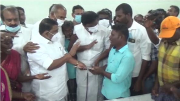 கண்ணீருடன் அரசின் நிவாரணத் தொகை பெற்றனர்