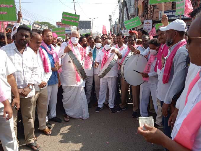 TRS Protest Over Paddy Procurement, strike against central government