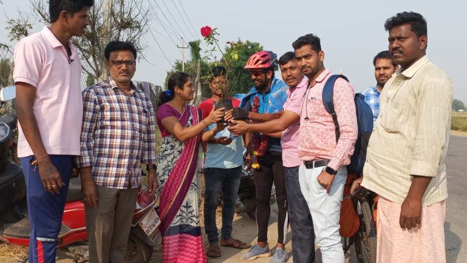 Rajasthan youth cycling for environmental awareness