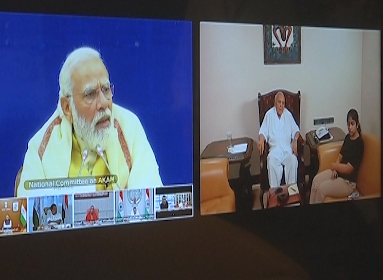 ramoji-rao-attends-pm-modi-meeting