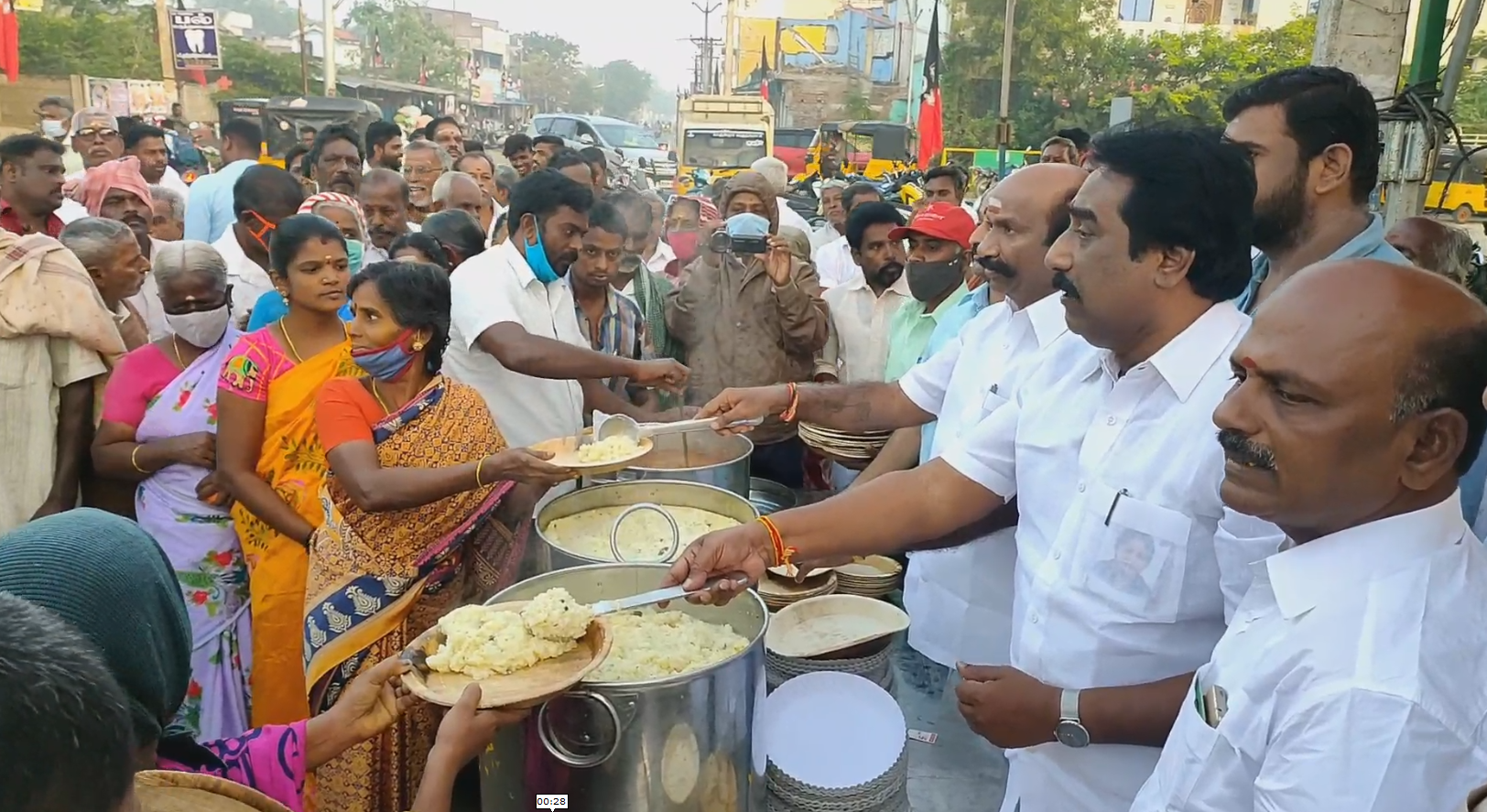 பொதுமக்களுக்கும், கட்சித் தொண்டர்களுக்கும் அன்னதானம்