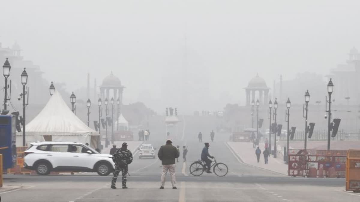 ঘন কুয়াশায় দিল্লিতে কমল দৃশ্যমানতা