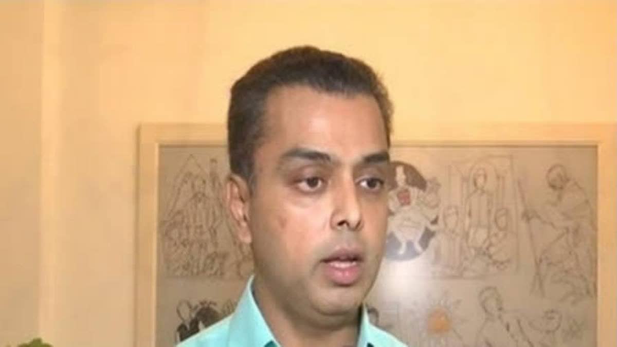 Milind Deora quits Congress  Major set back to congress  മഹാരാഷ്ട്ര കോണ്‍ഗ്രസിന് തിരിച്ചടി  മിലിന്ദ് ദേവ്റ പാര്‍ട്ടി വിട്ടു