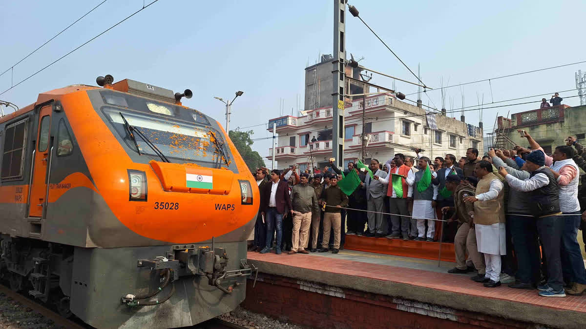 Halt of Malda Bengaluru Amrit Bharat Express at Pakur