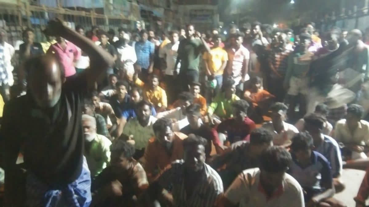 Avaniyapuram Minister Car -besieged-m
