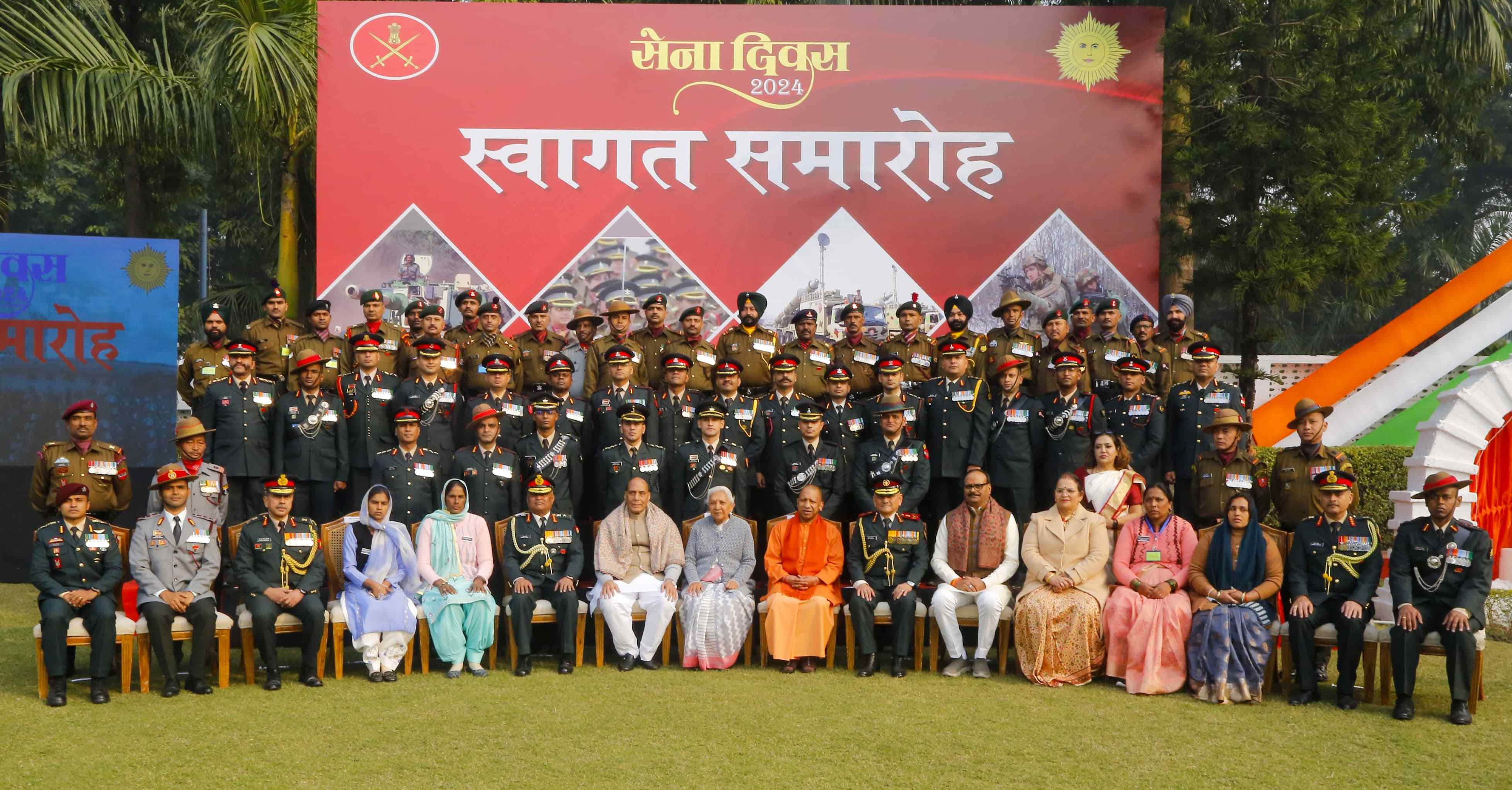 सैनिकों के साथ रक्षा मंत्री राजनाथ सिंह, राज्यपाल आनंदीबेन पटेल और सीएम योगी