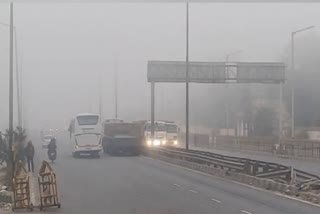 Dense fog reduces visibility  flights delayed in Delhi  ഡല്‍ഹിയില്‍ കനത്ത മൂടല്‍മഞ്ഞ്‌  ഡല്‍ഹിയില്‍ വിമാനങ്ങൾ വൈകി