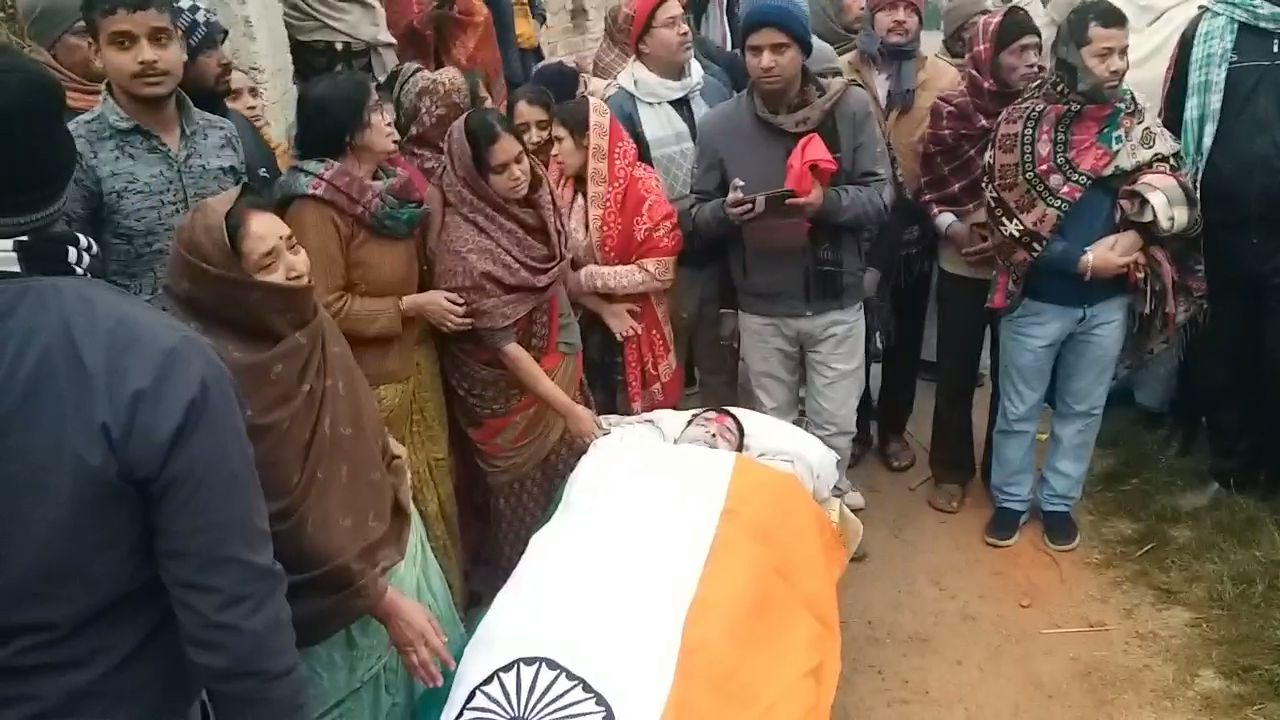 रोते हुए शहीद के परिजन