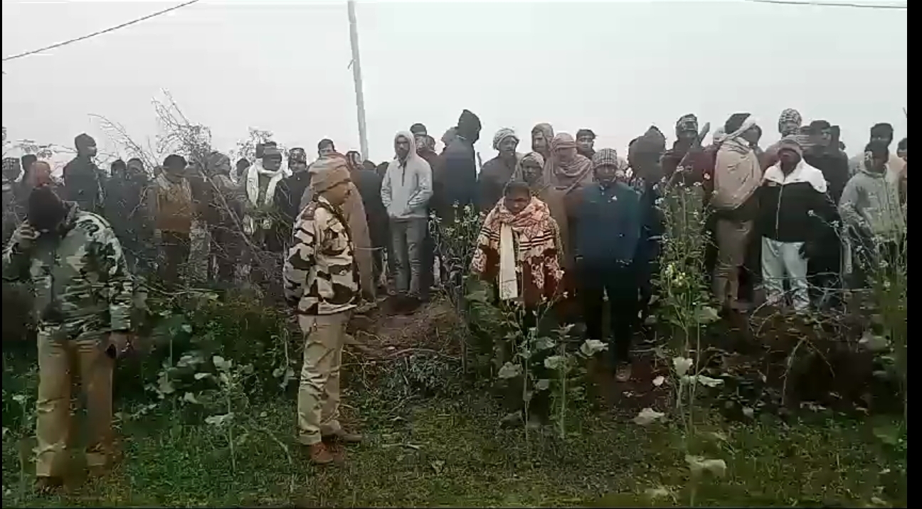 बरेली में किसान की हत्या के बाद मौके पर पहुंची पुलिस