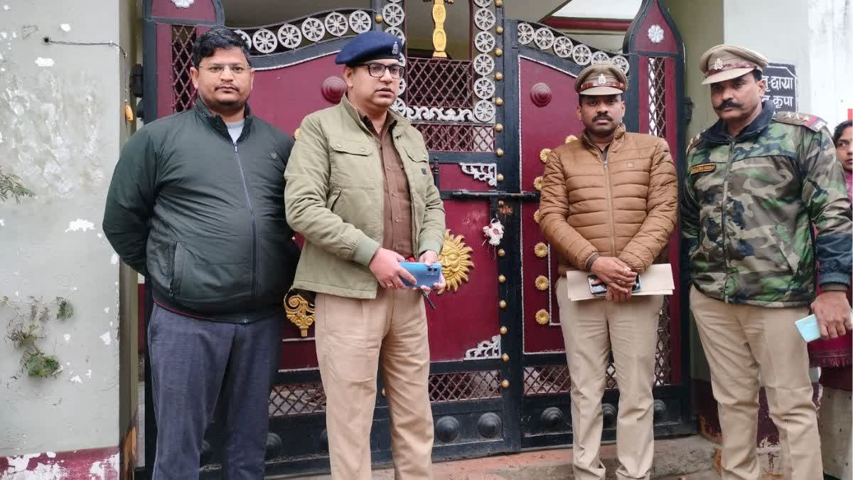 मुहम्मदाबाद कस्बे बने घर को पुलिस ने किया कुर्क.