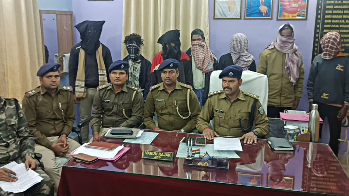 Police arrested farmers during working in opium cultivation in Khunti