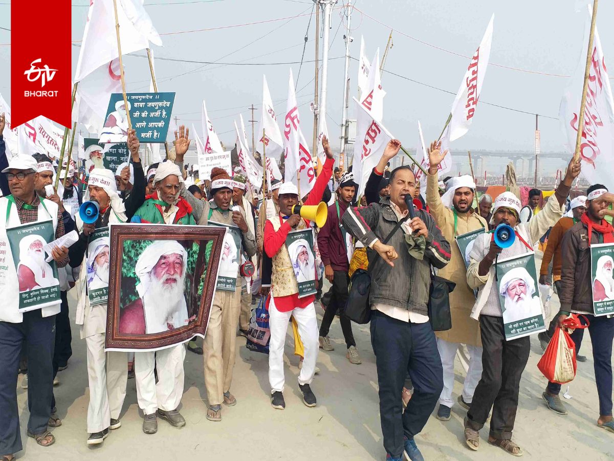 जागरूकता रैली निकालते बाबा जय गुरुदेव के अनुयायी.