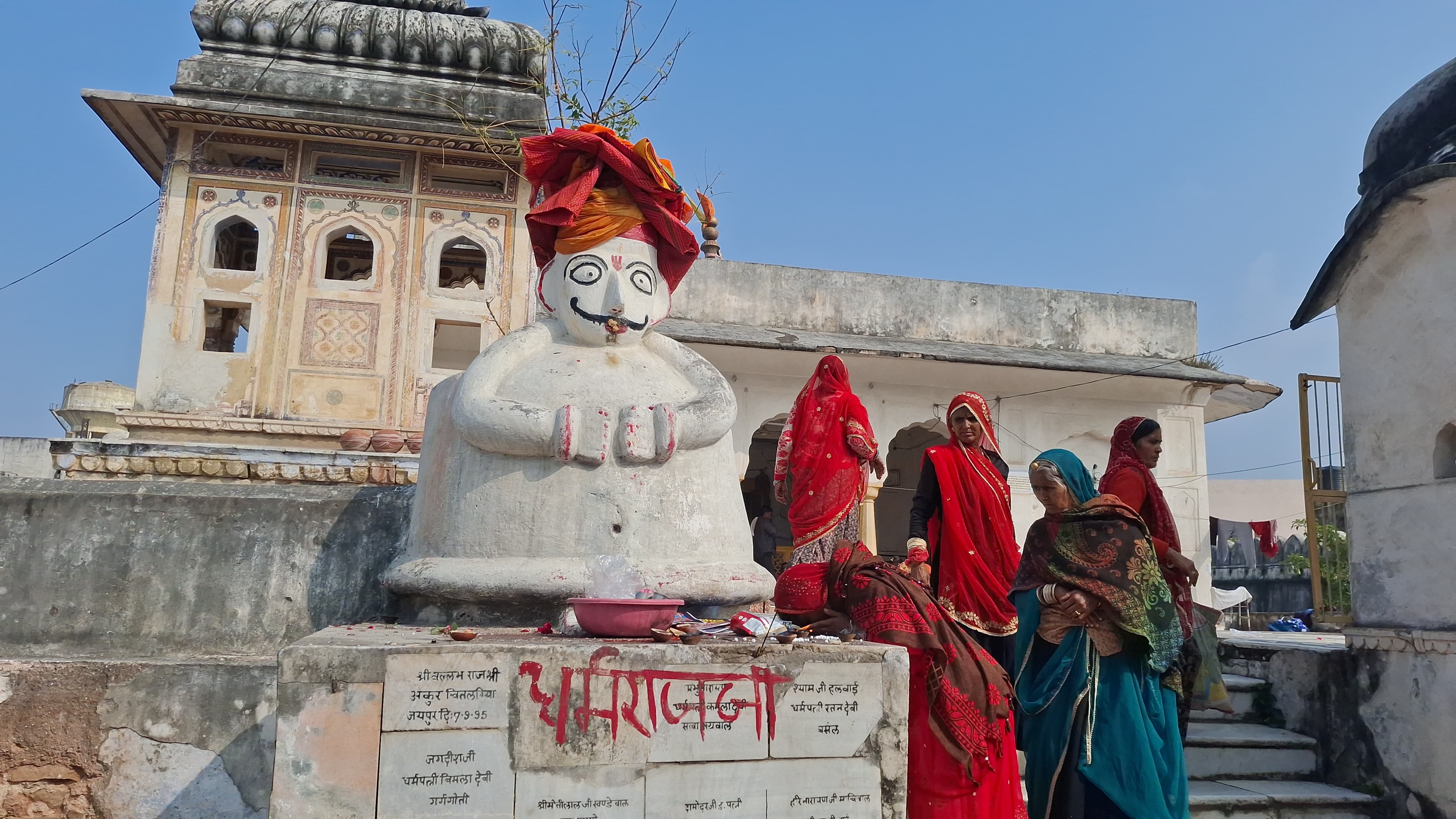 वराह मंदिर के बाहर धर्मराज की प्रतिमा