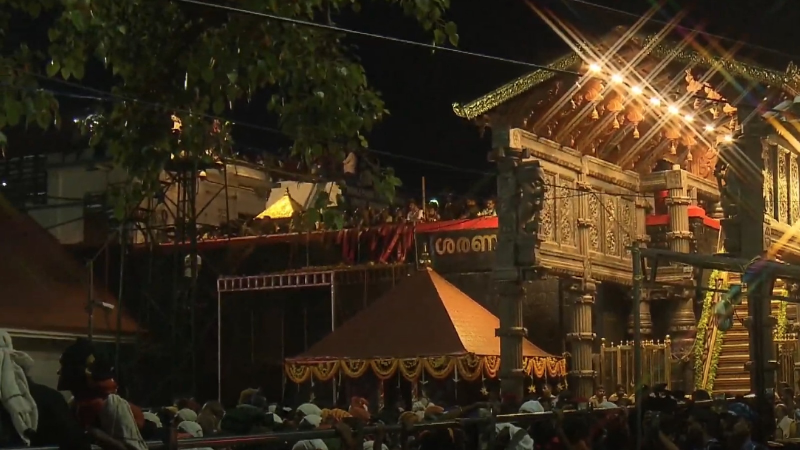 MAKARAVILAKKU MAHOLSAVAM  SABARIMALA MAKARAVILAKKU  ശബരിമല മകരവിളക്ക്  മകരവിളക്ക് തെളിഞ്ഞു