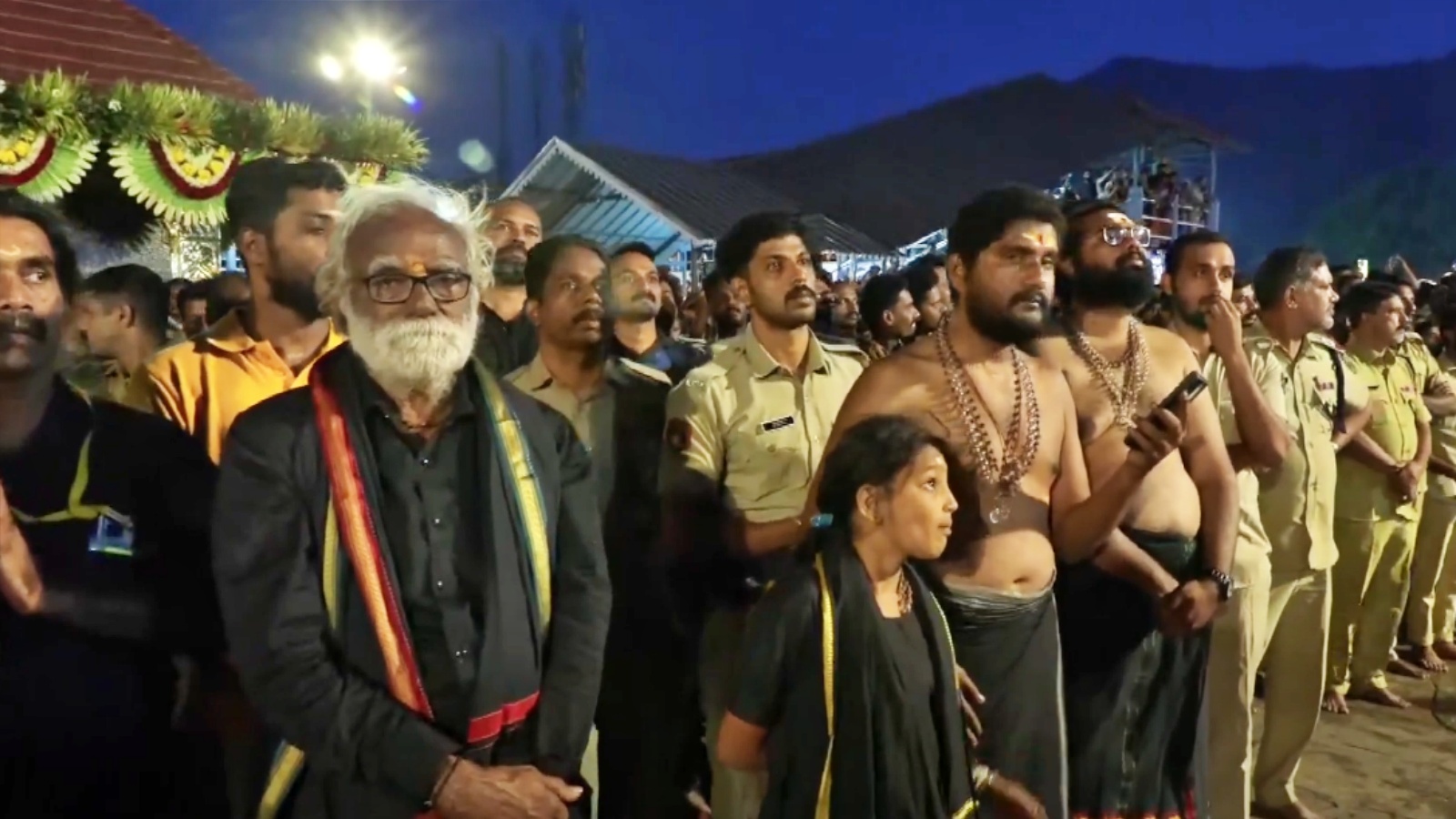 MAKARAVILAKKU MAHOLSAVAM  SABARIMALA MAKARAVILAKKU  ശബരിമല മകരവിളക്ക്  മകരവിളക്ക് തെളിഞ്ഞു