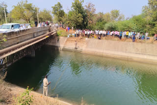 WOMAN RESCUED IN KARNATAKA  MOTHER JUMPS INTO CANAL  WOMAN RESCUED CHILDREN DROWN  FOUR CHILDREN DROWNED