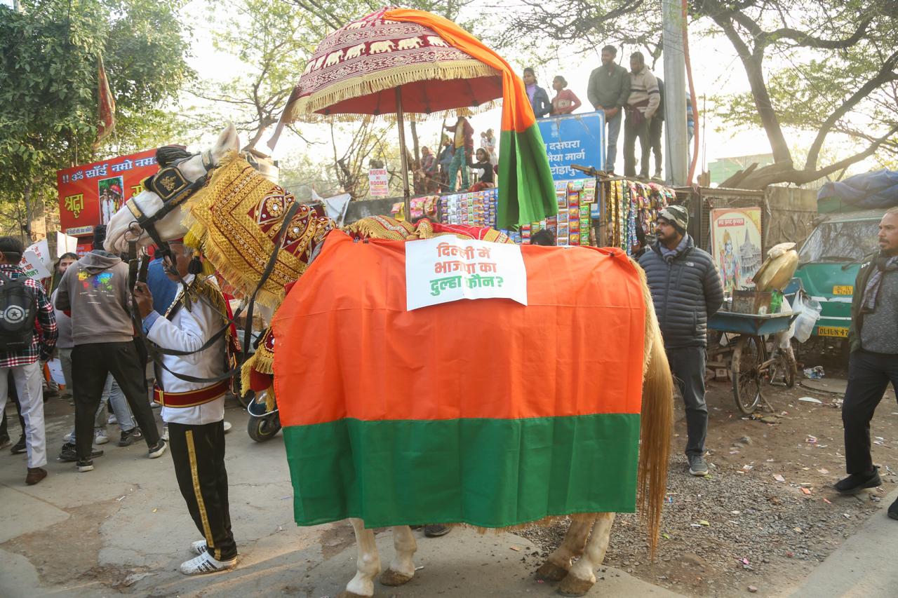 बारात में घोड़ी पर कोई दुल्हा नहीं था.