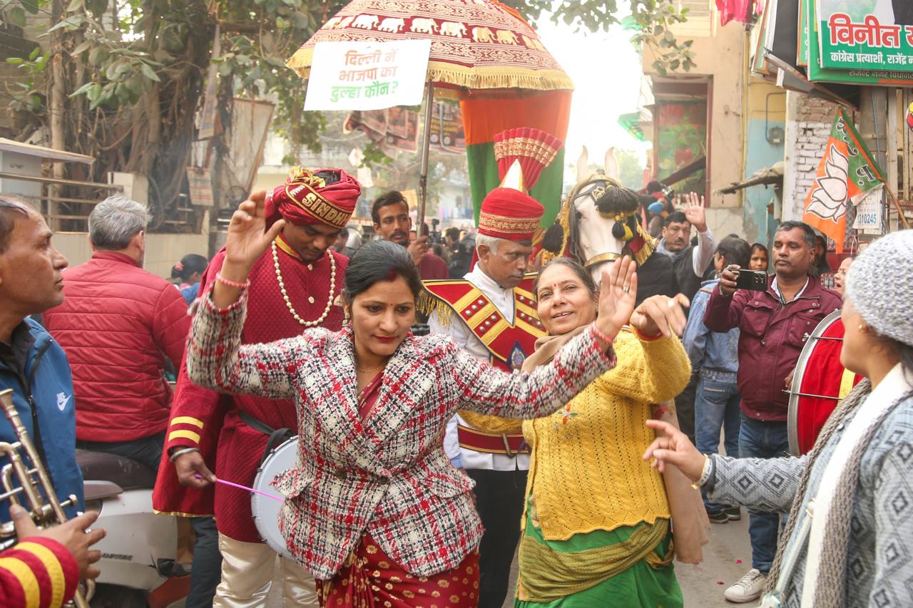 बारात बकायदा ढोल-नगाड़ों के साथ निकाली गई