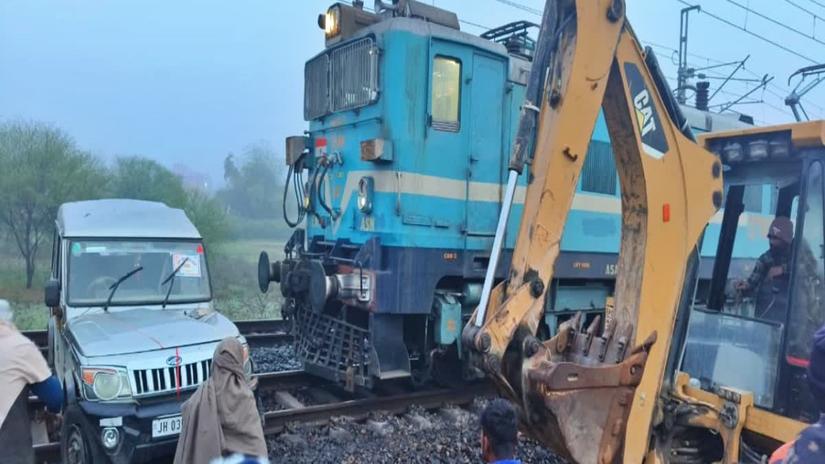 Goods train hit Bolero in Palamu