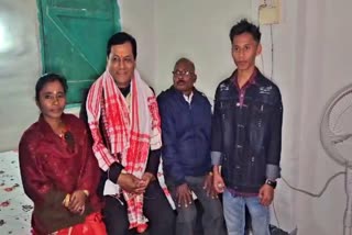 union minister Sarbananda Sonowal staying in tea estate workers home in dIBRUGARH