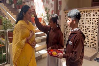 in-bhujs-school-children-celebrated-valentines-day-by-worshiping-their-parents
