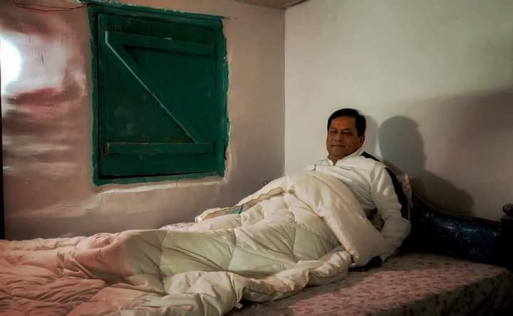 union minister Sarbananda Sonowal staying in tea estate workers home in dIBRUGARH