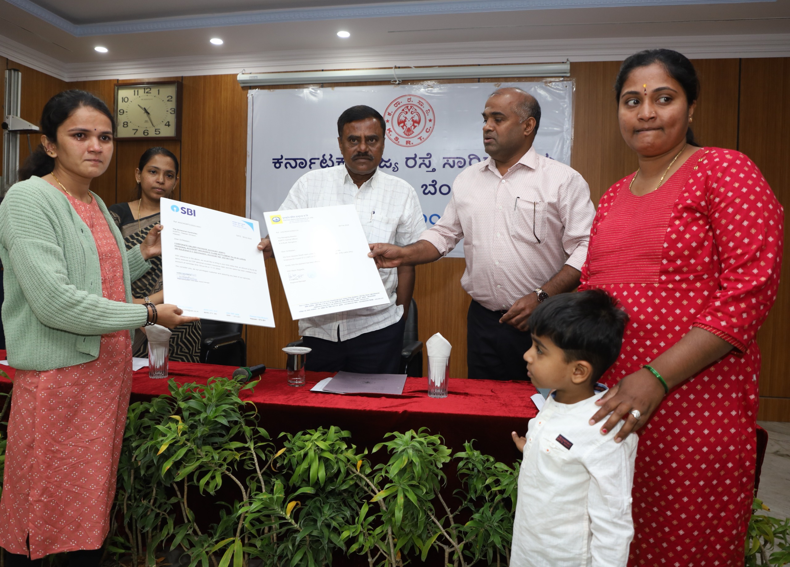 ksrtc-distributed-10-lakh-compensation-to-families-of-deceased-employees
