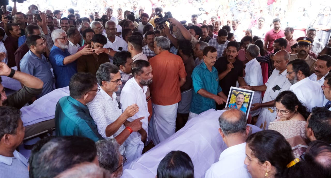 MANAKULANGARA TEMPLE KURUVANGAD  DEATH IN ELEPHANT RAMPAGE KOYILANDY  ELEPHANT RAMPAGE AMID UTSAV  കുറുവങ്ങാട് മണക്കുളങ്ങര ക്ഷേത്രം