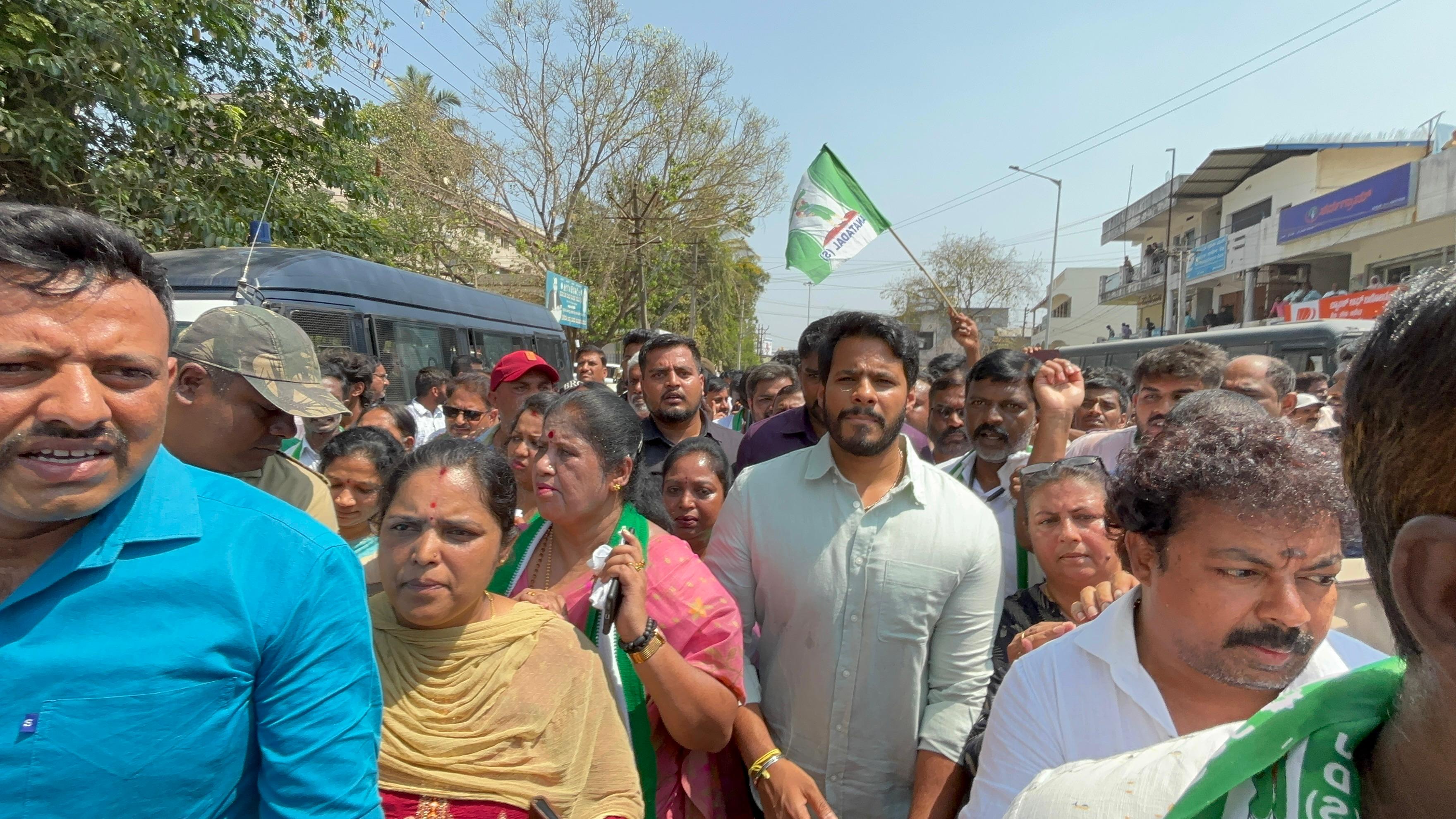 jds-and-bjp-protest-against-threat-to-bhadravati-mines-and-geology-officer-case