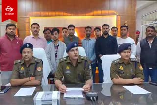 पुलिस की गिरफ्त में लूट के षड़यंत्र का आरोपी.