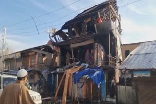 Etv Bharatrestaurant-set-ablaze-in-kupwara-for-insurance-claim-two-arrested-police