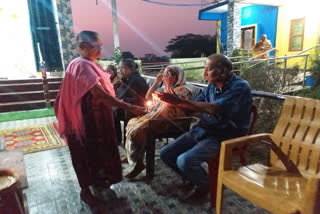 Holi is a festival of love and togetherness and for those abandoned by their families at the fag end of their lives, it means devotion and prayers for their loved ones