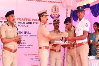 போக்குவரத்து காவலருக்கு கூல் மோர் வழங்கிய சென்னை மாநகர காவல் ஆணையர் அருண்