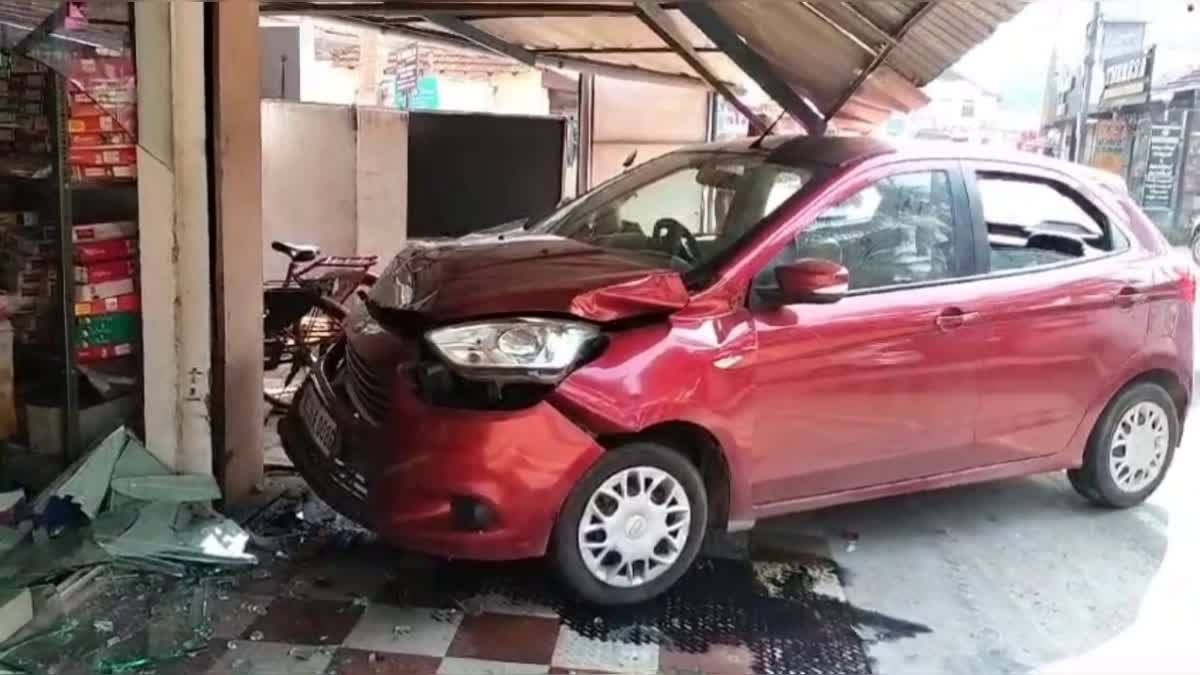 CAR ACCIDENT  CAR BREAK THE TEXTILE SHOP  ALAPPUZHA CAR ACCIDENT  GSR TEXTILES